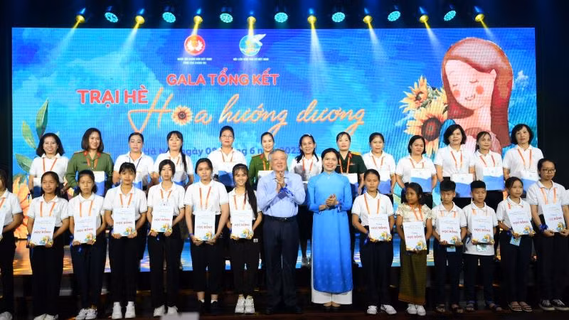 Đồng chí Nguyễn Hòa Bình và đồng chí Hà Thị Nga trao quà tặng các cặp Mẹ-Con trong chương trình Gala.