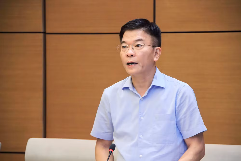 Bộ trưởng Tư pháp Lê Thành Long trình bày Báo cáo.