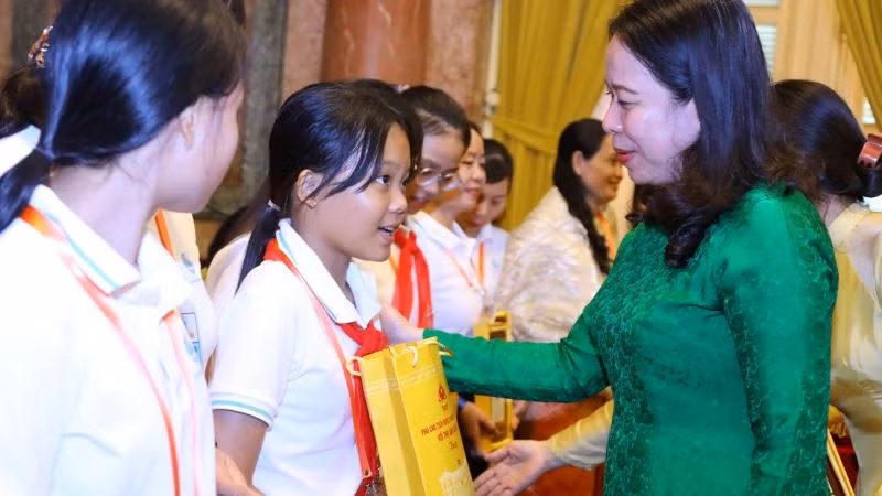 Phó Chủ tịch nước trao quà tặng các trẻ em tham dự Trại hè "Hoa hướng dương". 
