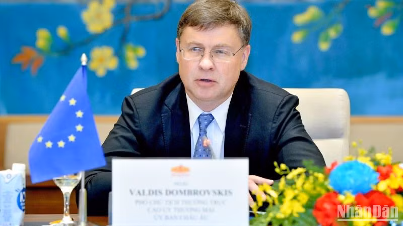 Phó Chủ tịch Ủy ban châu Âu (EC) kiêm Cao ủy thương mại EU Valdis Dombrovski phát biểu tại buổi tiếp.