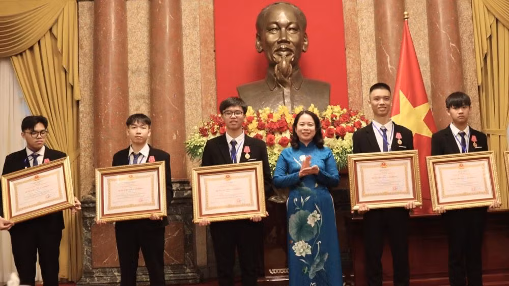Phó Chủ tịch nước trao Huân chương Lao động tặng các học sinh có thành tích xuất sắc trong kỳ thi Olympic quốc tế.