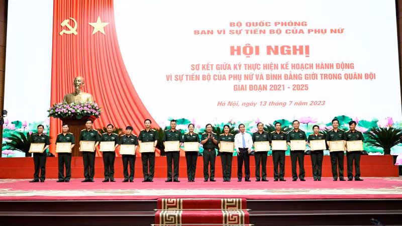 Trao Bằng khen tặng các tập thể đạt thành tích xuất sắc trong công tác Vì sự tiến bộ của phụ nữ và bình đẳng giới. 