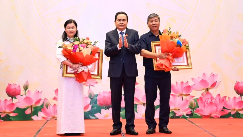 Phó Chủ tịch Thường trực Quốc hội Trần Thanh Mẫn trao Bằng khen của Thủ tướng Chính phủ tặng các tập thể. (Ảnh: Duy Linh) Phó Chủ tịch Thường trực Quốc hội Trần Thanh Mẫn trao Bằng khen của Thủ tướng Chính phủ tặng các tập thể. (Ảnh: Duy Linh)