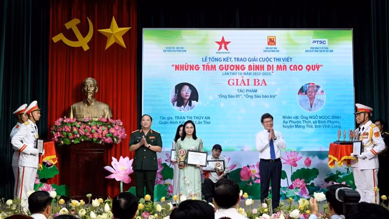 Trao giải Ba tặng các tác giả đoạt giải.