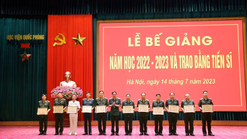 Khen thưởng các tập thể, cá nhân hoàn thành xuất sắc nhiệm vụ năm học 2022-2023. 
