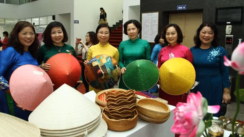 Các đại biểu thăm gian hàng trưng bày các sản phẩm sáng tạo của phụ nữ Thủ đô.
