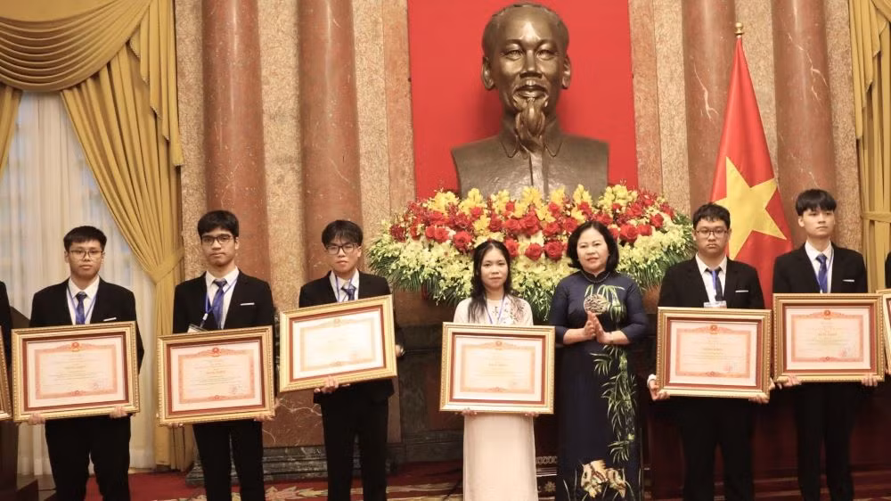 Thứ trưởng Bộ Giáo dục và Đào tạo Ngô Thị Minh trao Bằng khen của Thủ tướng Chính phủ tặng các học sinh, vì đã có thành tích xuất sắc.