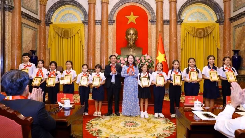 Phó Chủ tịch nước Võ Thị Ánh Xuân trao quà lưu niệm tặng các đại biểu Cháu ngoan Bác Hồ tỉnh Bình Dương.