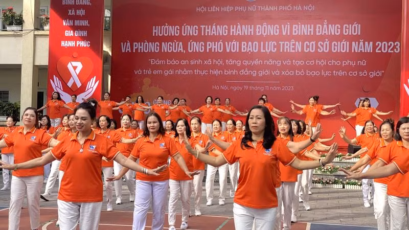 Màn đồng diễn sắc cam hưởng ứng Tháng hành động. Màn đồng diễn sắc cam hưởng ứng Tháng hành động.