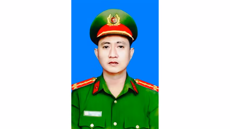 Đồng chí Trần Duy Hùng, Phó trưởng Công an phường Thủy Vân, TP Huế hy sinh anh dũng khi làm nhiệm vụ. Đồng chí Trần Duy Hùng, Phó trưởng Công an phường Thủy Vân, TP Huế hy sinh anh dũng khi làm nhiệm vụ.
