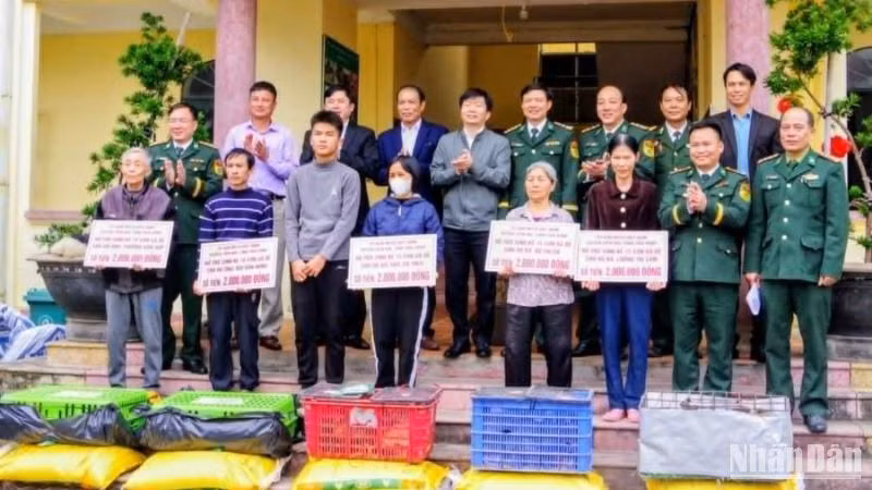 Hỗ trợ sinh kế 15 con gà đẻ cho mỗi hộ nghèo xã Đông Hoàng (Tiền Hải, tỉnh Thái Bình).