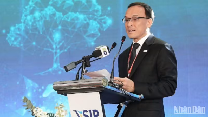 Ông Lawrence Chan, đại diện đối tác chiến lược của Tập đoàn VSIP phát biểu ý kiến. Ông Lawrence Chan, đại diện đối tác chiến lược của Tập đoàn VSIP phát biểu ý kiến.