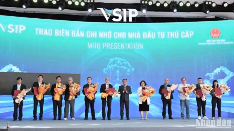Trao biên bản ghi nhớ cho các nhà đầu tư thứ cấp tại khu công nghiệp VSIP Thái Bình. Trao biên bản ghi nhớ cho các nhà đầu tư thứ cấp tại khu công nghiệp VSIP Thái Bình.