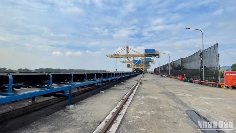 Cảng tiếp nhận than tại Nhà máy Nhiệt điện Thái Bình 2. Cảng tiếp nhận than tại Nhà máy Nhiệt điện Thái Bình 2.