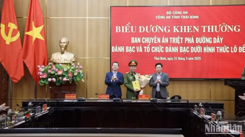 Lãnh đạo tỉnh Thái Bình tặng hoa chúc mừng Ban chuyên án.