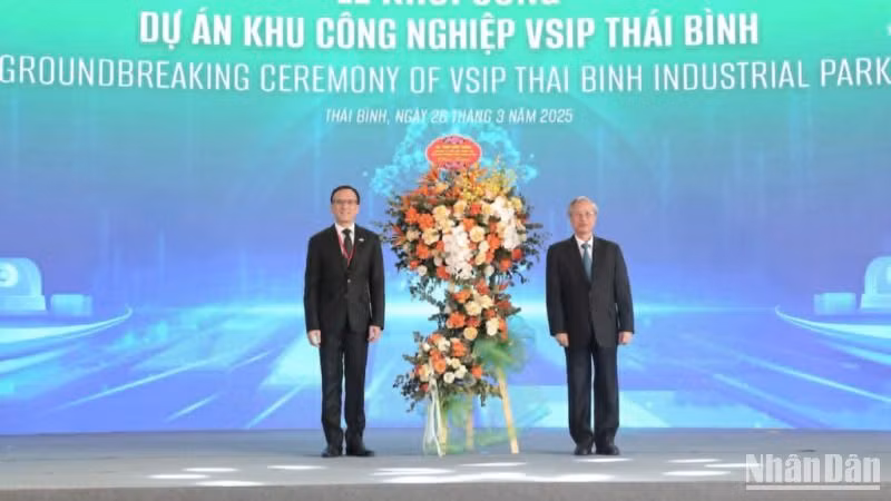 Nguyên Ủy viên Bộ Chính trị, nguyên Thường trực Ban Bí thư Trần Quốc Vượng tặng hoa chúc mừng đại diện Tập đoàn VSIP. Nguyên Ủy viên Bộ Chính trị, nguyên Thường trực Ban Bí thư Trần Quốc Vượng tặng hoa chúc mừng đại diện Tập đoàn VSIP.