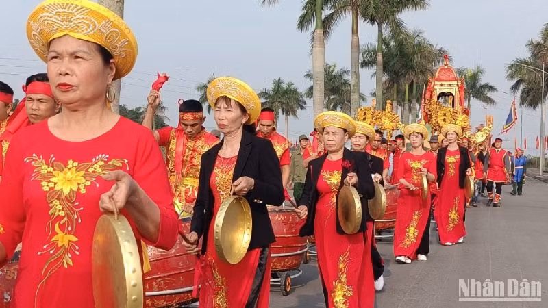Các đội tế lễ nữ quan, nam quan trong lễ rước bộ tại Lễ hội đền A Sào.