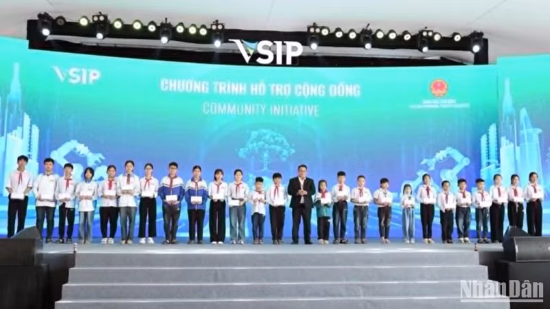 Tập đoàn VSIP trao học bổng cho 25 học sinh trên địa bàn xây dựng dự án khu công nghiệp. Tập đoàn VSIP trao học bổng cho 25 học sinh trên địa bàn xây dựng dự án khu công nghiệp.