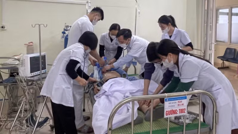 Các y bác sĩ Bệnh viện đa khoa thành phố Thái Bình xử trí thành công ca sốc phản vệ cho bệnh nhân nam 58 tuổi. (Ảnh: Bệnh viện cung cấp)