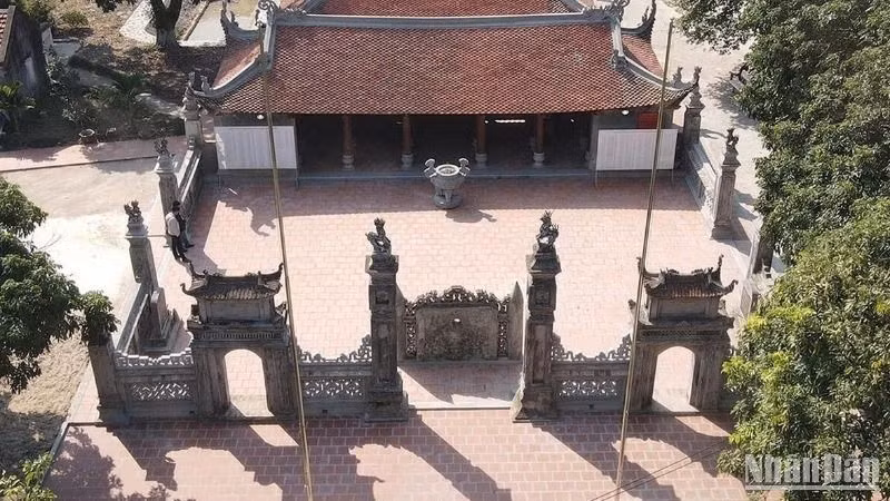 Miếu Hai thôn ở xã Xuân Hòa có tuổi đời hơn 300 năm, thờ vua Lý Nam Đế và hoàng hậu Đỗ Thị Khương.