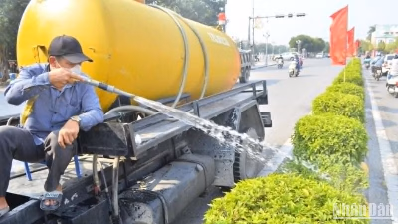 Công nhân Công ty Môi trường và Công trình đô thị chăm sóc, tưới nước cho các bồn cây trong thành phố Thái Bình.