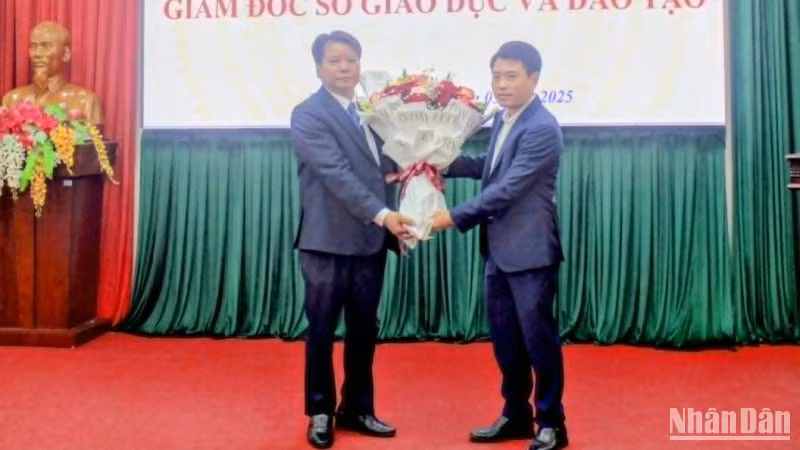 Đại diện Sở Giáo dục và Đào tạo tặng hoa chúc mừng tân Giám đốc. Đại diện Sở Giáo dục và Đào tạo tặng hoa chúc mừng tân Giám đốc.