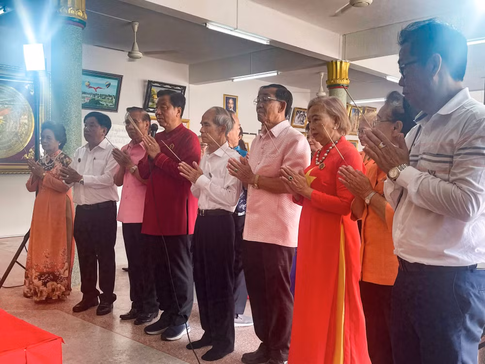 Bà con kiều bào thành kính dâng hương tưởng nhớ các Vua Hùng. Bà con kiều bào thành kính dâng hương tưởng nhớ các Vua Hùng.