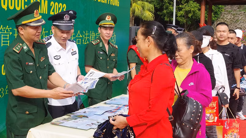 Đồn Biên phòng cửa khẩu quốc tế Hữu Nghị (huyện Cao Lộc) phát tờ rơi tuyên truyền pháp luật cho du khách qua lại cửa khẩu.