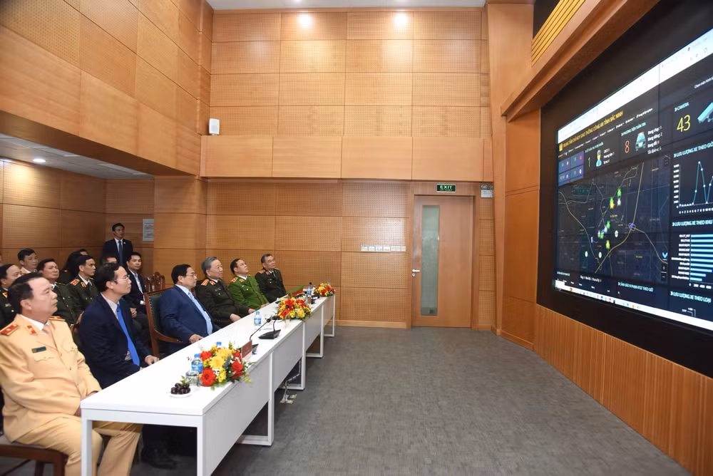 Thủ tướng Phạm Minh Chính thăm Trung tâm thông tin chỉ huy của Cục Cảnh sát giao thông. Thủ tướng Phạm Minh Chính thăm Trung tâm thông tin chỉ huy của Cục Cảnh sát giao thông.