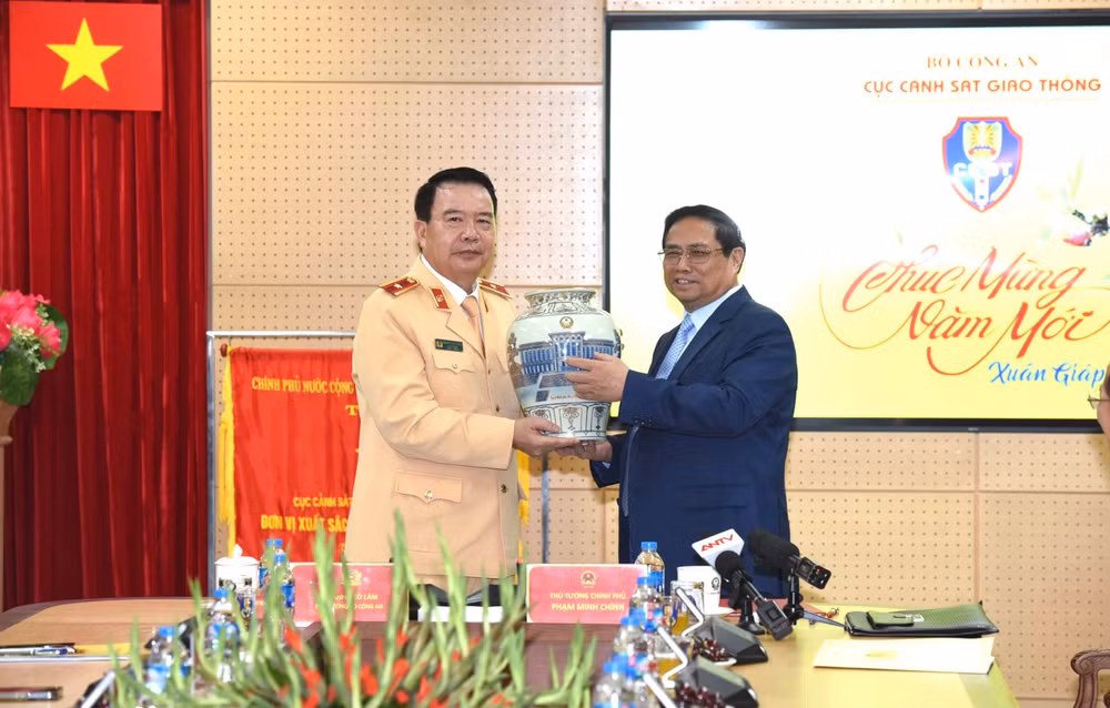 Thủ tướng Phạm Minh Chính tặng quà lưu niệm chúc mừng lực lượng Cảnh sát giao thông. Thủ tướng Phạm Minh Chính tặng quà lưu niệm chúc mừng lực lượng Cảnh sát giao thông.
