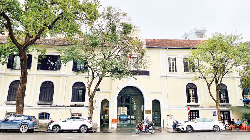 Sở Văn hóa và Thể thao thành phố Hà Nội sẽ được di chuyển đến địa điểm mới, nhưng cần bảo tồn công trình có kiến trúc Pháp tại đây. 