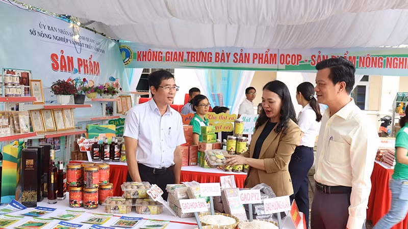 Sản phẩm OCOP Quảng Ngãi đa dạng mẫu mã, bao bì, đảm bảo điều kiện, quy định về tem, nhãn mác, truy xuất nguồn gốc sản phẩm. Sản phẩm OCOP Quảng Ngãi đa dạng mẫu mã, bao bì, đảm bảo điều kiện, quy định về tem, nhãn mác, truy xuất nguồn gốc sản phẩm.