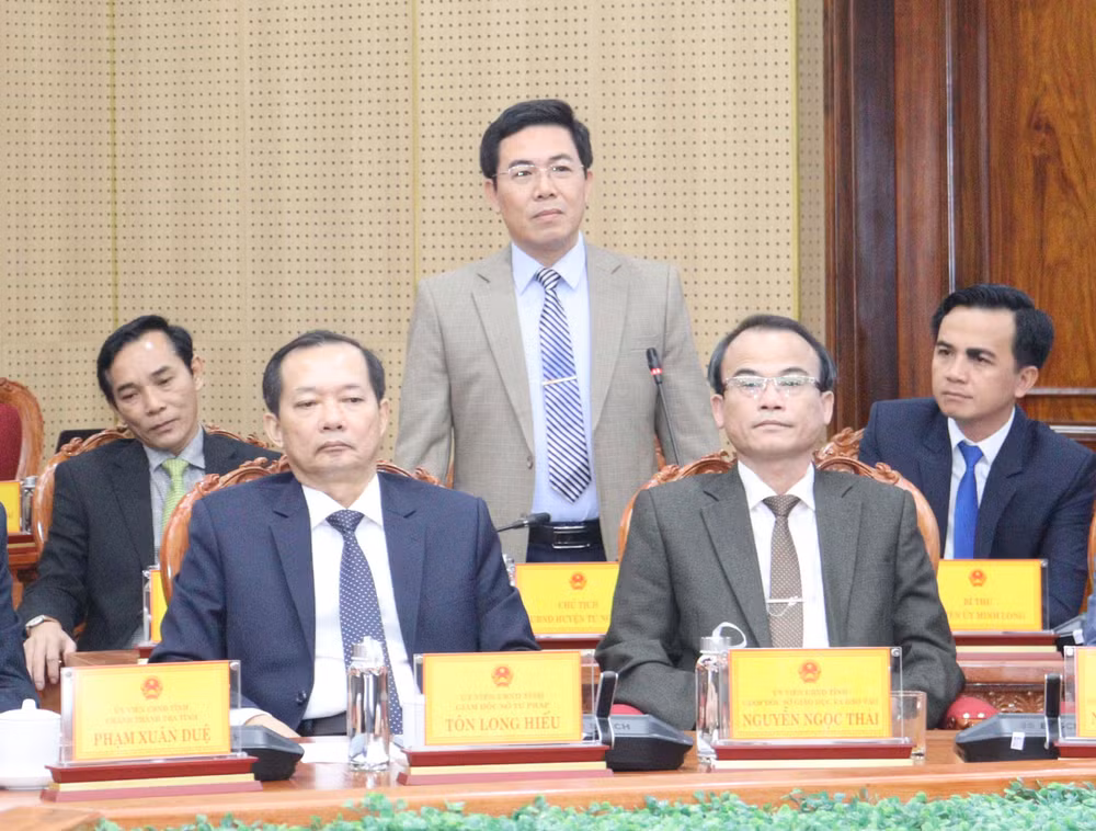 Các đại biểu thảo luận, đề xuất giải pháp để thực hiện tốt nhiệm vụ phát triển kinh tế-xã hội tỉnh Quảng Ngãi năm 2024.
