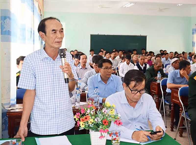 Lãnh đạo Sở Công thương tỉnh Quảng Ngãi trả lời những kiến nghị của cử tri huyện miền núi Sơn Tây liên quan đến việc bồi thường dự án thủy điện Đakđrinh. Lãnh đạo Sở Công thương tỉnh Quảng Ngãi trả lời những kiến nghị của cử tri huyện miền núi Sơn Tây liên quan đến việc bồi thường dự án thủy điện Đakđrinh.