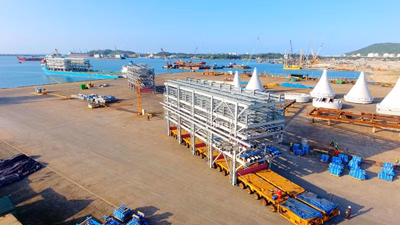 Lĩnh vực công nghiệp nền tảng là tiềm năng, thế mạnh của Khu kinh tế Dung Quất. Lĩnh vực công nghiệp nền tảng là tiềm năng, thế mạnh của Khu kinh tế Dung Quất.
