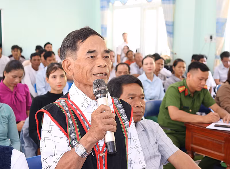 Cử tri xã Sơn Mùa, huyện miền núi Sơn Tây (Quảng Ngãi) nêu kiến nghị tại Hội nghị tiếp xúc cử tri. Cử tri xã Sơn Mùa, huyện miền núi Sơn Tây (Quảng Ngãi) nêu kiến nghị tại Hội nghị tiếp xúc cử tri.
