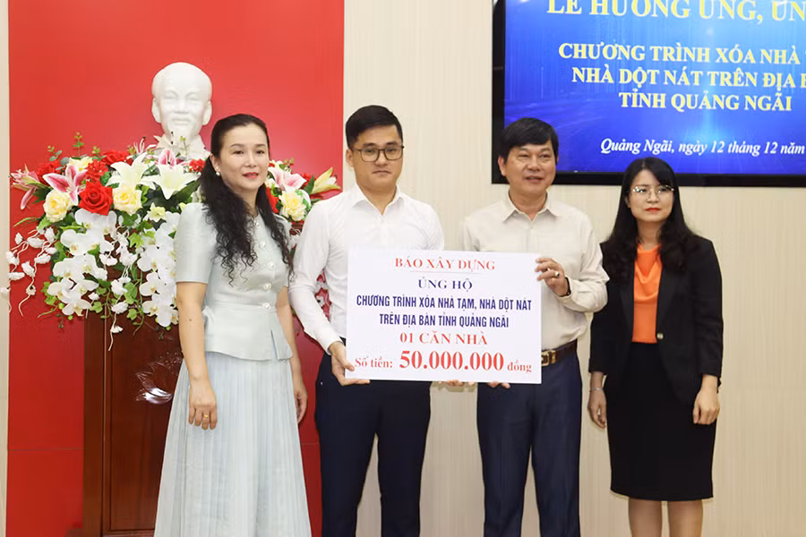 Đại diện Báo Xây dựng trao biểu trưng hỗ trợ 50 triệu đồng cho chương trình xóa nhà tạm, nhà dột nát trên địa bàn tỉnh Quảng Ngãi. Đại diện Báo Xây dựng trao biểu trưng hỗ trợ 50 triệu đồng cho chương trình xóa nhà tạm, nhà dột nát trên địa bàn tỉnh Quảng Ngãi.