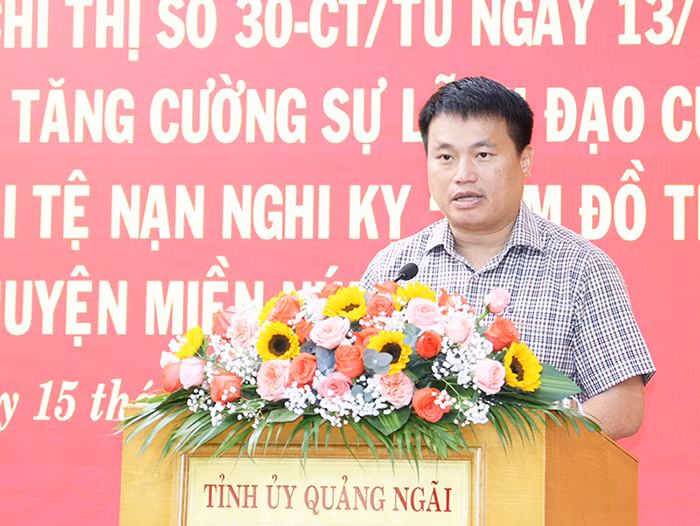 Đồng chí Đặng Ngọc Huy, Phó Bí thư Thường trực Tỉnh ủy, Trưởng Đoàn đại biểu Quốc hội tỉnh Quảng Ngãi phát biểu kết luận Hội nghị. Đồng chí Đặng Ngọc Huy, Phó Bí thư Thường trực Tỉnh ủy, Trưởng Đoàn đại biểu Quốc hội tỉnh Quảng Ngãi phát biểu kết luận Hội nghị.