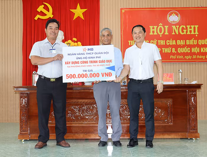 Đại diện Ngân hàng Thương mại cổ phần Quân đội trao biểu trưng hỗ trợ 500 triệu đồng cho phường Phổ Vinh xây dựng công trình giáo dục.