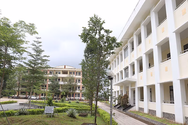 Cơ sở vật chất Trường Chính trị tỉnh Quảng Ngãi từng bước được đầu tư xây dựng khang trang, hiện đại. Cơ sở vật chất Trường Chính trị tỉnh Quảng Ngãi từng bước được đầu tư xây dựng khang trang, hiện đại.