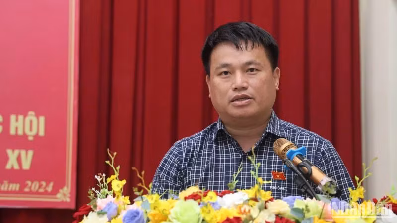 Phó Bí thư Thường trực Tỉnh ủy, Trưởng Đoàn đại biểu Quốc hội tỉnh Quảng Ngãi Đặng Ngọc Huy phát biểu tại buổi tiếp xúc cử tri. 