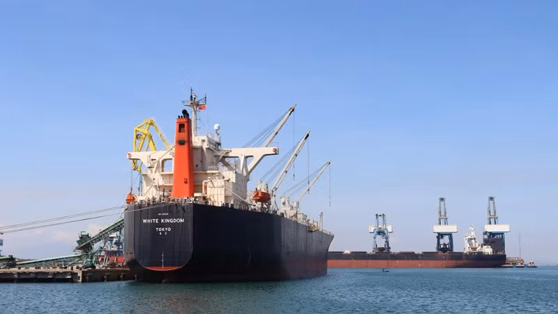 Khu kinh tế Dung Quất là cửa ngõ, trung tâm trung chuyển hàng hóa, vận tải, kho bãi, logistic, thương mại của vùng kinh tế trọng điểm miền trung. Khu kinh tế Dung Quất là cửa ngõ, trung tâm trung chuyển hàng hóa, vận tải, kho bãi, logistic, thương mại của vùng kinh tế trọng điểm miền trung.