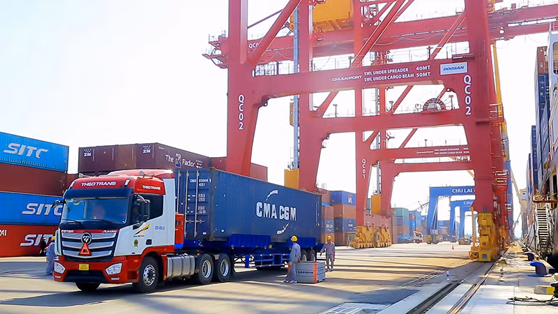 Việc đưa 2 cẩu trục vào vận hành thương mại ngay trong tháng 5/2024 giúp năng suất xếp dỡ của cảng Chu Lai tăng gấp 3 đến 4 lần so với trước đây. Việc đưa 2 cẩu trục vào vận hành thương mại ngay trong tháng 5/2024 giúp năng suất xếp dỡ của cảng Chu Lai tăng gấp 3 đến 4 lần so với trước đây.