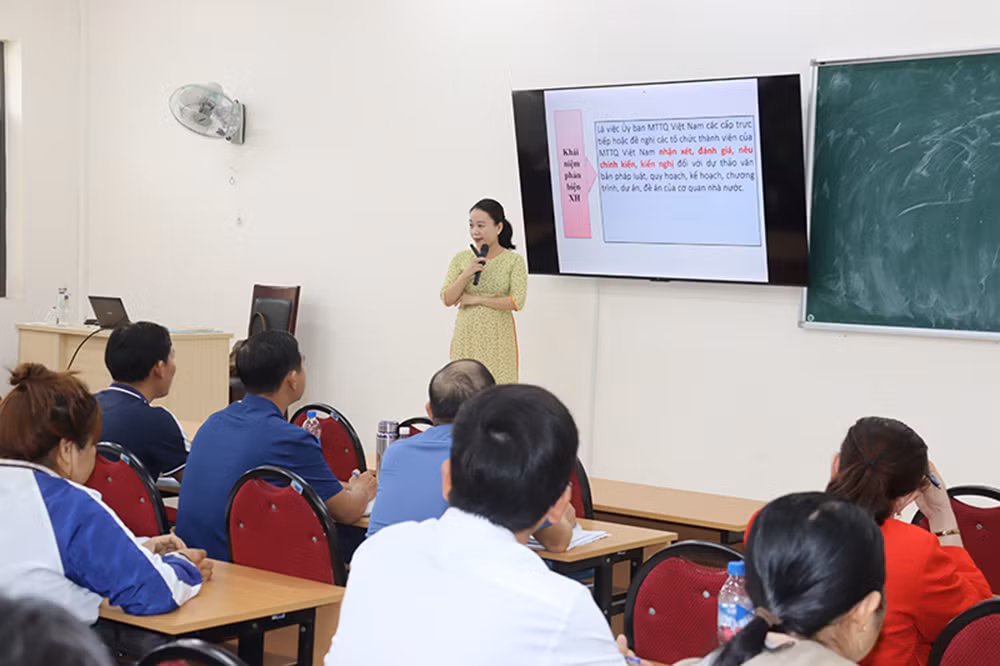 Đội ngũ giáo viên Trường Chính trị tỉnh Quảng Ngãi có chuyên môn cao, đáp ứng công tác giảng dạy và nghiên cứu khoa học. Đội ngũ giáo viên Trường Chính trị tỉnh Quảng Ngãi có chuyên môn cao, đáp ứng công tác giảng dạy và nghiên cứu khoa học.
