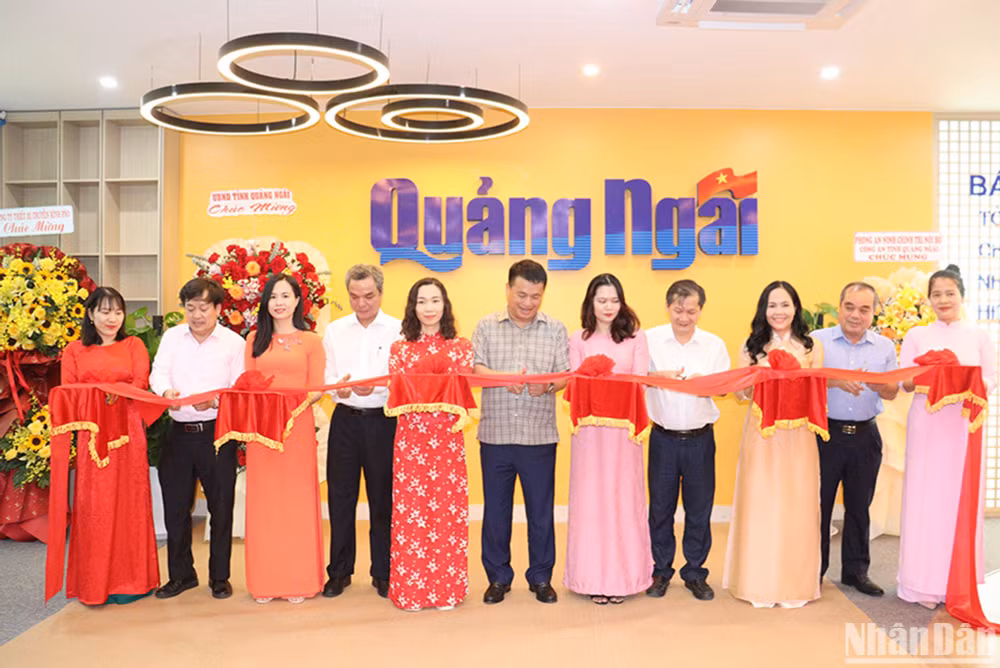 Lãnh đạo tỉnh Quảng Ngãi và Báo Quảng Ngãi thực hiện nghi thức cắt băng khánh thành phòng studio và tòa soạn hội tụ.