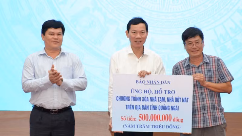 Thừa ủy quyền lãnh đạo Báo Nhân Dân, nhà báo Hiển Cừ, Trưởng Văn phòng đại diện Báo Nhân Dân tại Quảng Ngãi trao biểu trưng số tiền 500 triệu đồng ủng hộ chương trình xóa nhà tạm, nhà dột nát ở Quảng Ngãi.