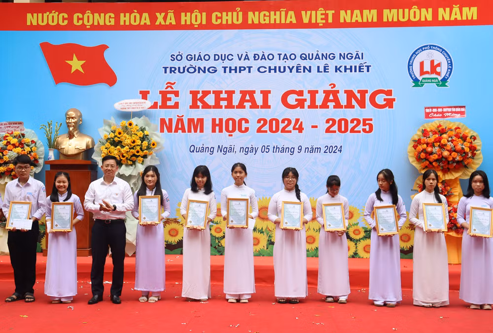Trao học bổng cho các học sinh nỗ lực vươn lên đạt thành tích cao trong học tập. Trao học bổng cho các học sinh nỗ lực vươn lên đạt thành tích cao trong học tập.