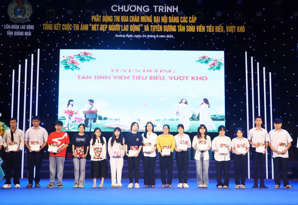 Tặng quà cho tân sinh viên tiêu biểu, vượt khó là con của đoàn viên, công nhân viên chức lao động. Tặng quà cho tân sinh viên tiêu biểu, vượt khó là con của đoàn viên, công nhân viên chức lao động.
