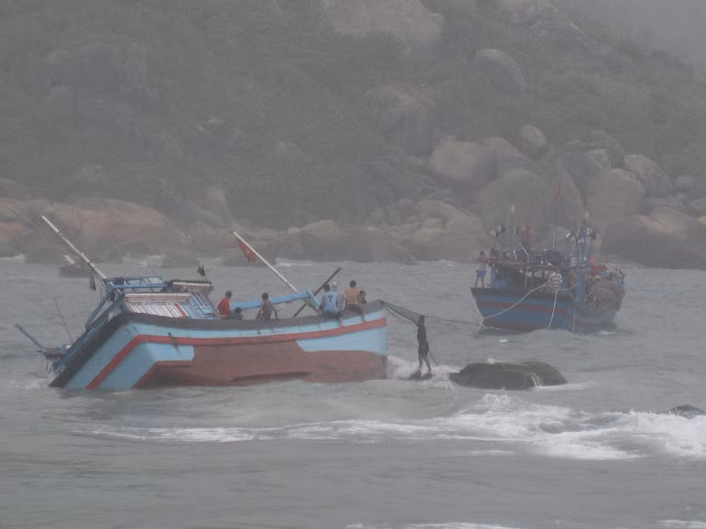 Những năm qua, nhiều tàu cá bị mắc cạn, bị sóng đánh chìm khi ra vào Cảng neo trú tàu thuyền Mỹ Á, gây thiệt hại lớn tài sản của ngư dân.