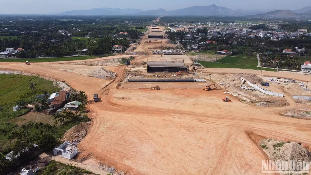 Quảng Ngãi đã hoàn tất công tác giải phóng mặt bằng tuyến chính dự án cao tốc Quảng Ngãi-Hoài Nhơn, đoạn qua địa bàn tỉnh, vượt tiến độ so với yêu cầu của tỉnh và Trung ương.